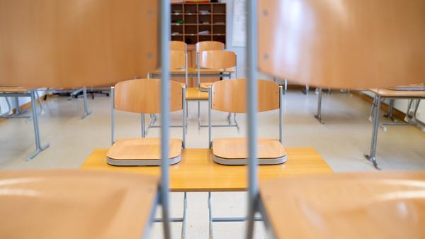 Präsenzunterricht findet für alle Schulen in allen Jahrgangsstufen an allen Schularten wieder ohne Mindestabstand statt. Auf dem gesamten Schulgelände gilt weiterhin Maskenpflicht. Im Sportunterricht kann auf die Maskenpflicht verzichtet werden. Für die Teilnahme am Präsenzunterricht ist wie bisher ein negativer Corona-Test notwendig. Daher sind an den Schulen zweimal pro Woche Selbsttests erforderlich.