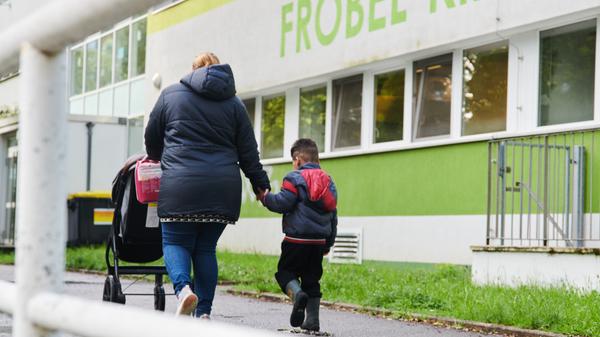 Auch für die Kitas geht es in den Normalbetrieb zurück. Das bedeutet, Kinder müssen nicht mehr in festen Gruppen betreut werden, sondern es können auch offene Konzepte durchgeführt werden.