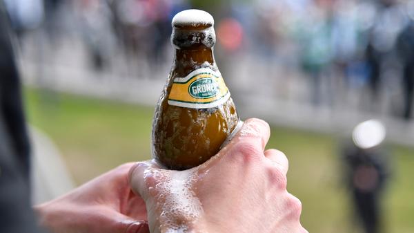 Ab Donnerstag besteht in Nürnberg von 20 Uhr bis 4 Uhr ein Alkoholkonsumverbot in den öffentlich zugänglichen Bereichen am Kornmarkt, Tiergärtnertorplatz und Köpfleinsberg. Wichtig: Innerhalb der von den Gastronomiebetrieb angemeldeten Ausschankflächen wie Biergärten und Terrassen können Besucher also weiterhin alkoholische Getränke zu sich nehmen.