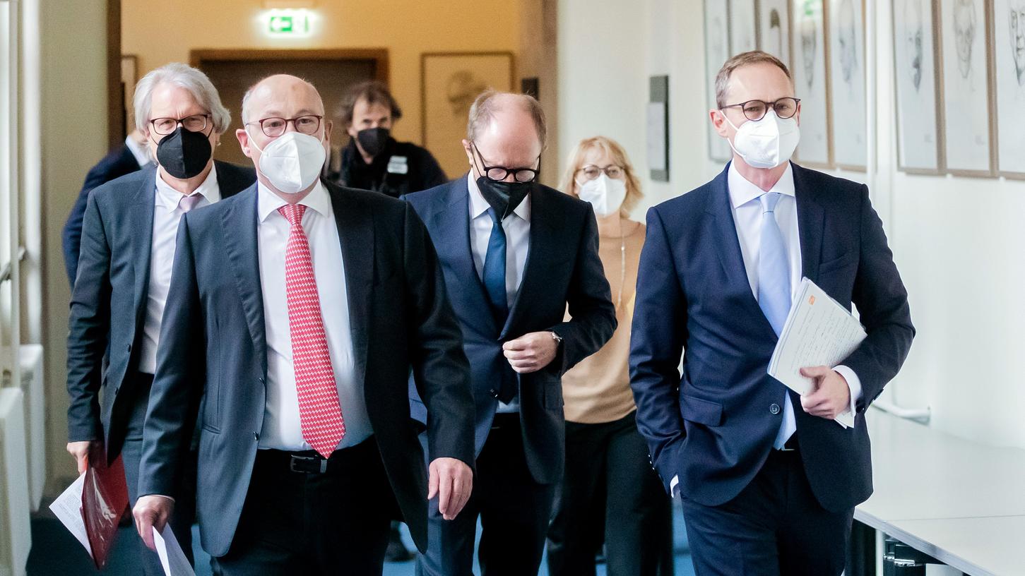 Michael Müller, Regierender Bürgermeister von Berlin, Deutsche-Wohnen-Chef Michael Zahn und der Vonovia-Vorstandsvorsitzende Rolf Buch (v. re.) informierten bei einer Pressekonferenz über die geplante Fusion der Immobilienkonzerne.   