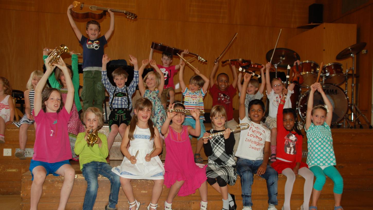 Die Musikschule Nürnberg bietet dem Nachwuchs die Möglichkeit, verschiedene Instrumente auszuprobieren, um einen ersten Eindruck gewinnen zu können. Die Musikschule Nürnberg bietet dem Nachwuchs die Möglichkeit, verschiedene Instrumente auszuprobieren, um einen ersten Eindruck gewinnen zu können.
