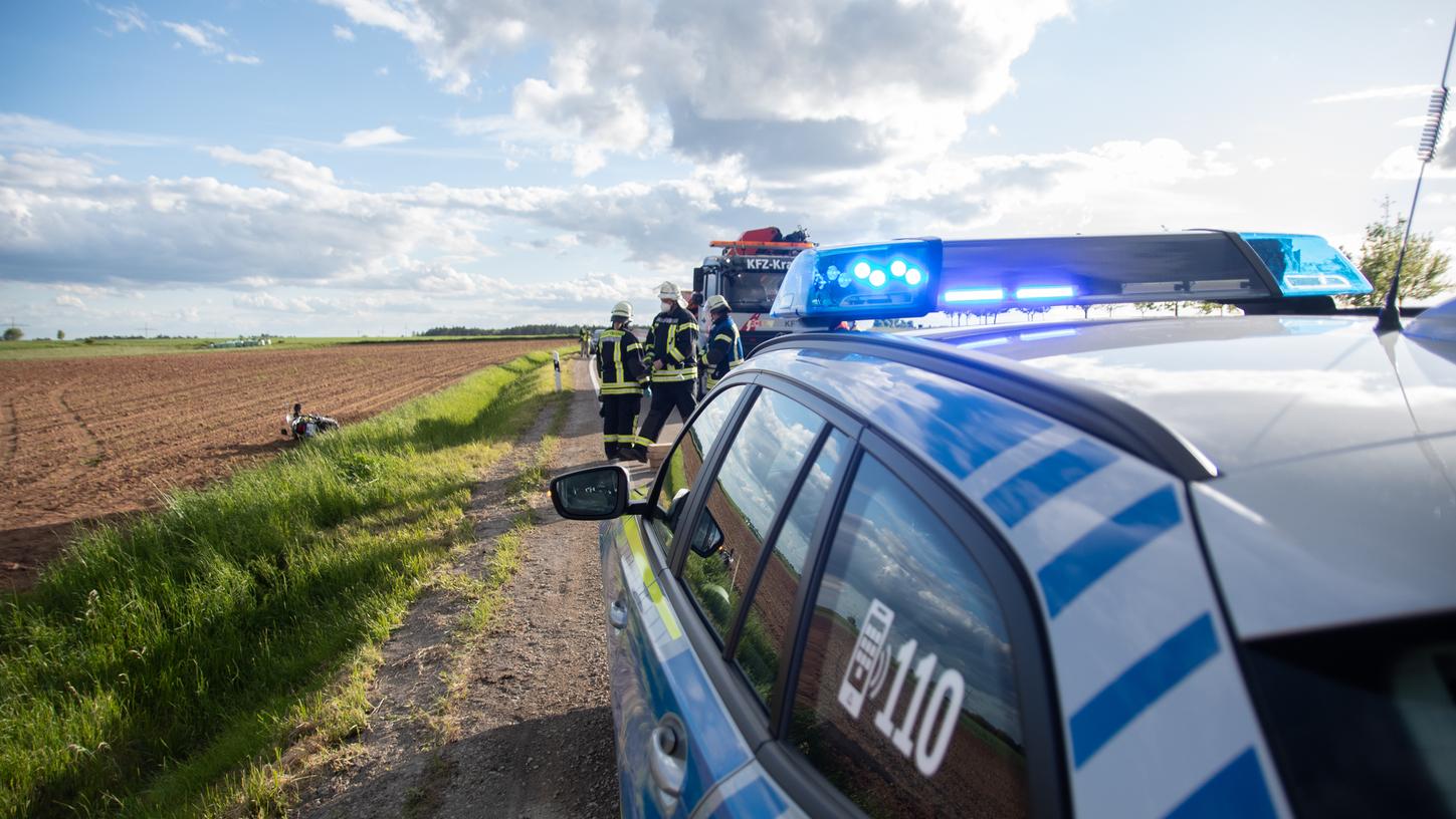 Am Dienstagabend ist im Landkreis Ansbach ein 51-Jähriger mit seinem Motorrad tödlich verunglückt.