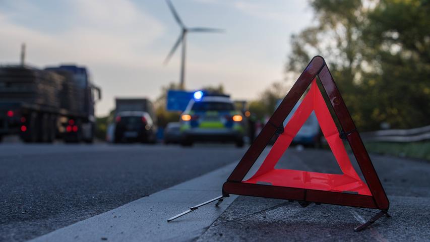 Schwerer Unfall im Landkreis Ansbach: Polizei spricht von "größerem Trümmerfeld"