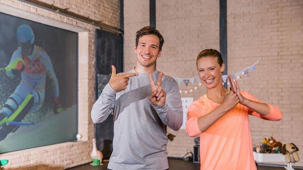 Ex-Profi Felix Neureuther und Gymnastik-Coach Claudia Schreiter präsentieren bei Fit mit Felix Sportübungen für Kids. Die zweite Staffel der Reihe, die in Zusammenarbeit mit dem Bayerischen Kultusministerium und dem Bayerischen Landessportverband (BLSV) entstand, steht unter dem Motto "Olympia im Kinderzimmer". Neureuther und Schreiter turnen Übungen vor, die Spaß machen und jeder zu Hause nachmachen kann. Alle Folgen finden sich in der ARD-Mediathek. Keine Altersbeschränkung.