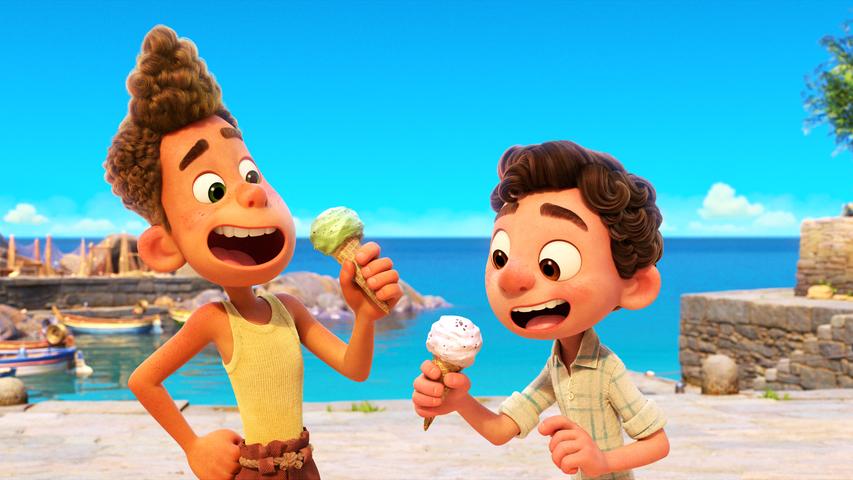 Luca und sein bester Freund Alberto verbringen einen aufregenden Sommer in einem kleinen Ort an der italienischen Rivieira. Sie essen Eis, lassen sich Pasta schmecken und unternehmen endlose Scooter-Fahrten. Doch über all dem Spaß liegt ein tiefes Geheimnis: Luca ist ein Seemonster aus einer anderen Welt, die unterhalb der Wasseroberfläche des Meeres liegt. Die gelungene Pixar-Komödie zeigt Disney+ ab 18. Juni. Keine Altersbeschränkung.