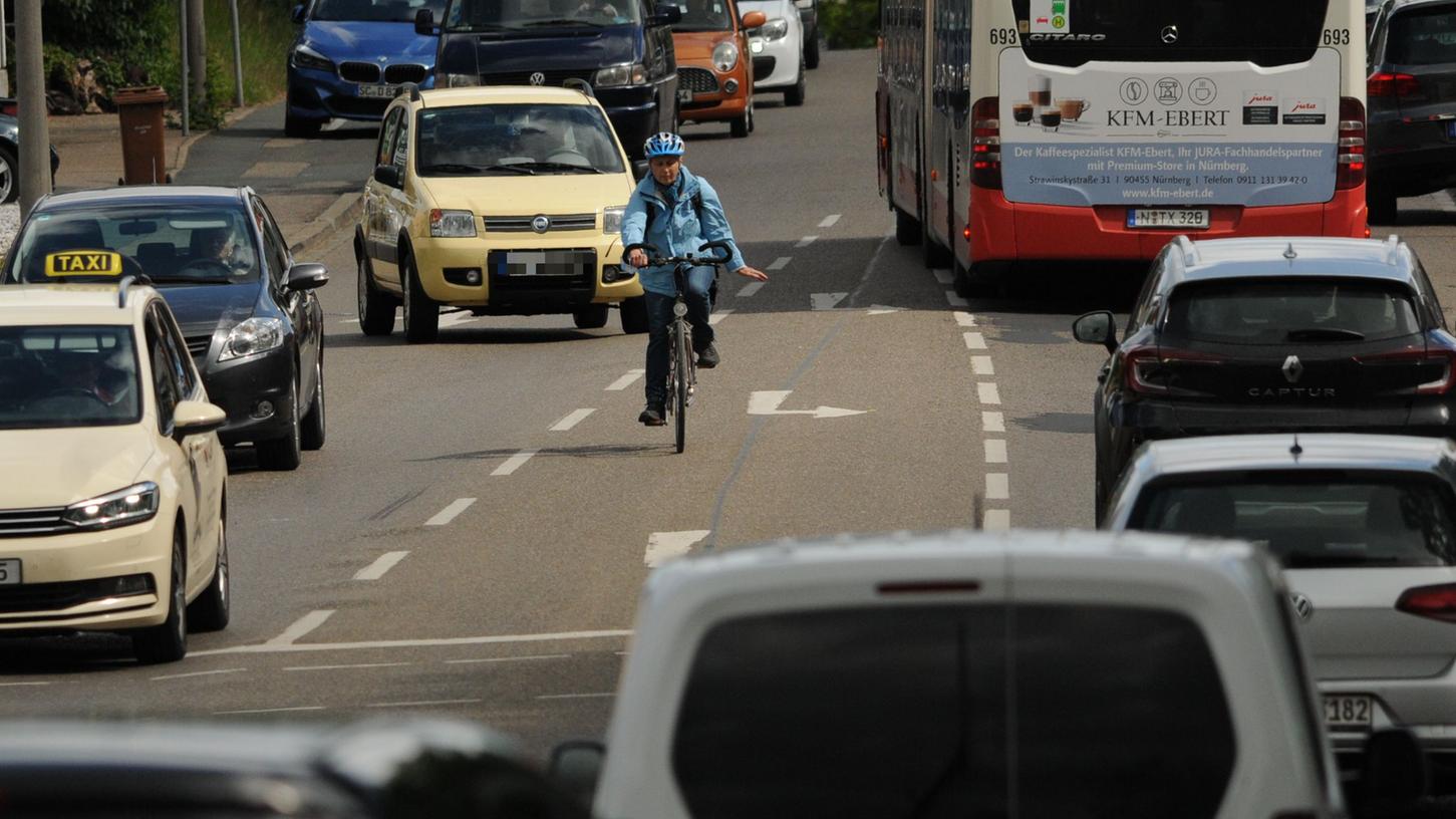 Radfahrer haben es in Wolkersdorf nicht gerade leicht. Täglich sind auf der B2 rund 17.000 motorisierte Fahrzeuge unterwegs. Radschutzstreifen sollen künftig mehr Sicherheit bieten.