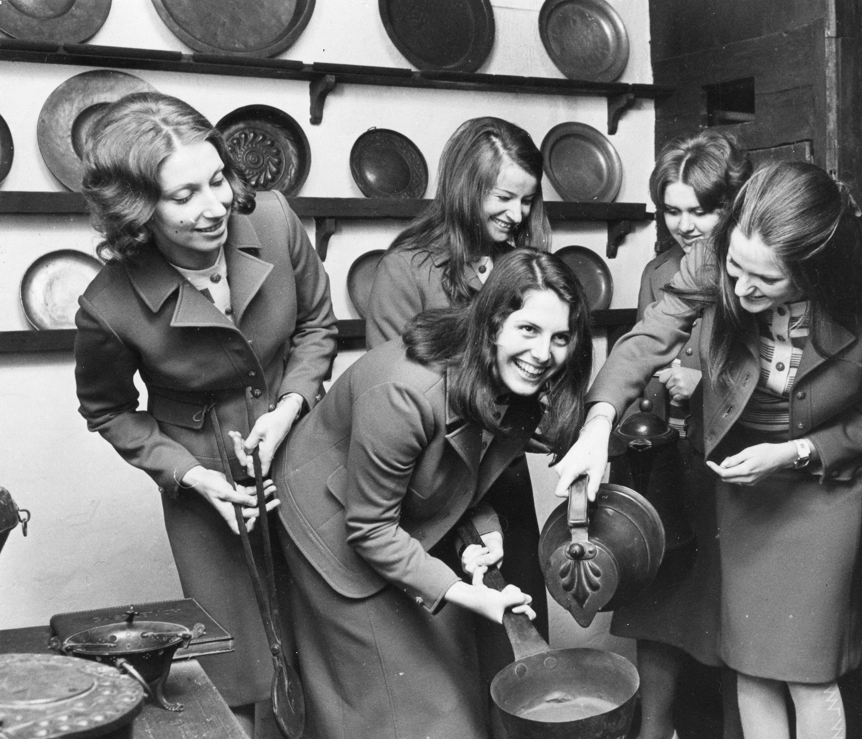 40 junge Frauen arbeiteten im Dürer-Jahr als Hostessen in Nürnberg. Ausgebildet wurden sie in Erster Hilfe, in Dürers Biografie und im Umgang mit internationalen Besuchern.