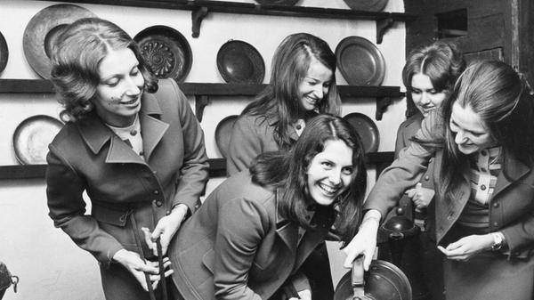 40 junge Frauen arbeiteten im Dürer-Jahr als Hostessen in Nürnberg. Ausgebildet wurden sie in Erster Hilfe, in Dürers Biografie und im Umgang mit internationalen Besuchern.