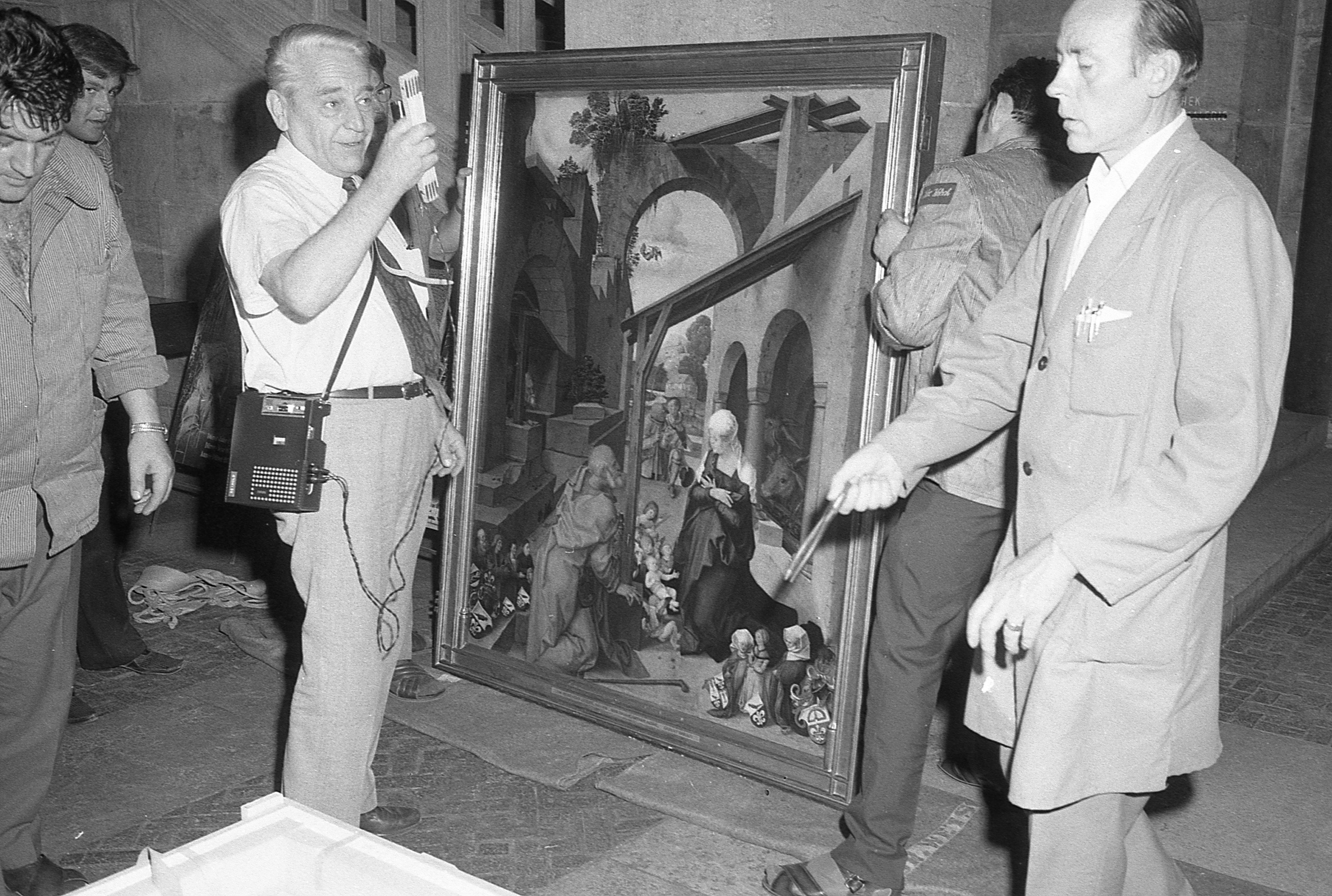 Unter Polizeischutz und großem Medienandrang wurden kostbare Leihgaben geliefert.