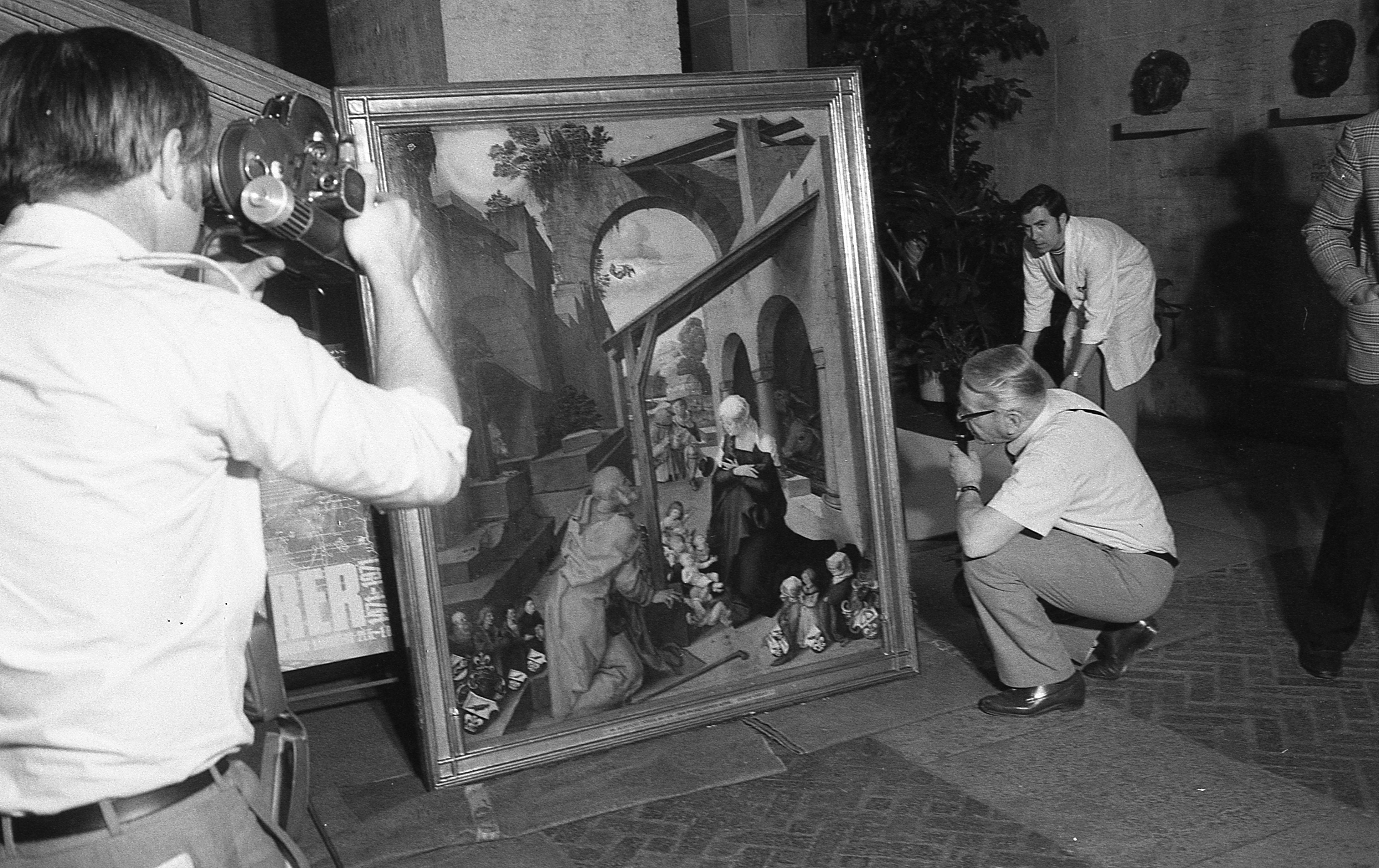 Experten des GNM begutachten die Kunstwerke und sahen nach, ob sie die Anreise unbeschadet überstanden haben.