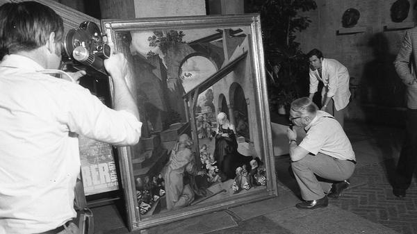 Experten des GNM begutachten die Kunstwerke und sahen nach, ob sie die Anreise unbeschadet überstanden haben.