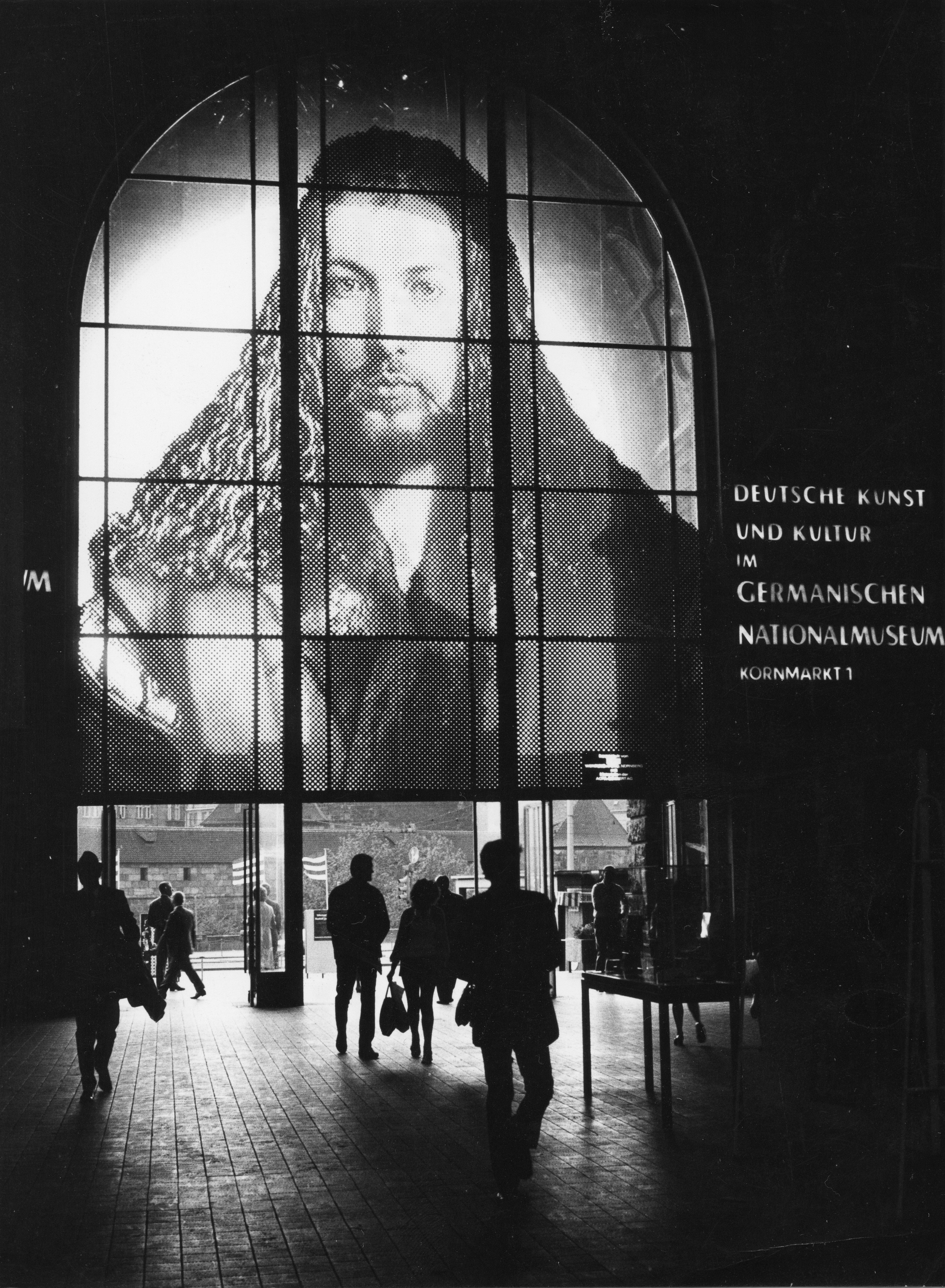 Der Allgegenwärtige: Eines von Dürers Selbstporträts schmückte als riesiges Diapositiv die Glasfront des Nürnberger Hauptbahnhofs.