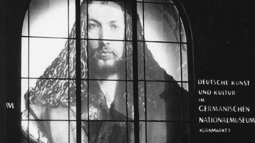 Der Allgegenwärtige: Eines von Dürers Selbstporträts schmückte als riesiges Diapositiv die Glasfront des Nürnberger Hauptbahnhofs.