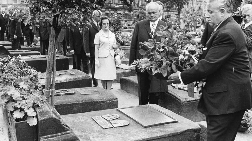 Oberbürgermeister Andreas Urschlechter legte Blumen am Grab von Albrecht Dürer nieder.