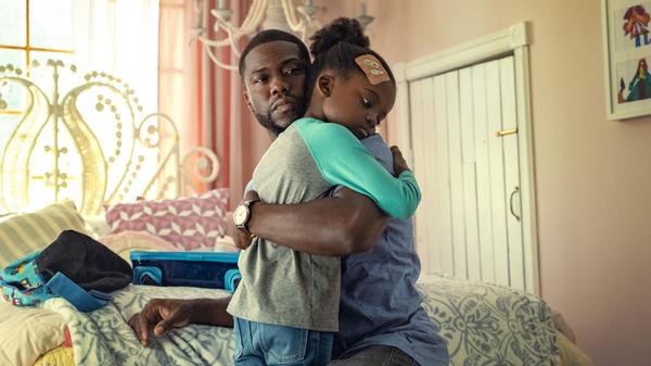 Fatherhood mit Kevin Hart als alleinerziehenden Vater in der Hauptrolle beruht auf einer wahren Begebenheit. Denn der Film verarbeitet die Erlebnisse des US-Amerikaners Matthew Logelin, der nur kurz nach der Geburt seiner Tochter vom Vater zum Witwer wurde. Das auf Logelins Buch gründende Drama läuft ab 18. Juni bei Netflix.