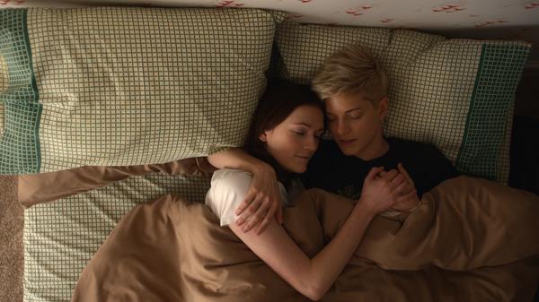 Maes und Georges komplizierte Liebesgeschichte geht ab 4. Juni in die Verlängerung. Die zweite Staffel läuft weiterhin bei Netflix. Neben den beiden Hauptdarstellerinnen Mae Martin und Charlotte Ritchie gehört erneut die aus Friends bekannte Lisa Kudrow zum Serien-Cast.