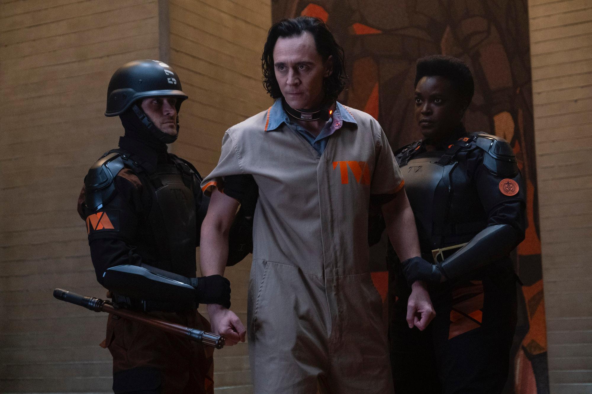 Loki startet am 9. Juni bei Disney+. In der neuen Marvel-Serie wird in zunächst sechs Episoden die Geschichte von Thors Adoptivbruder ausführlich weitererzählt. Neben Tom Hiddleton als Gott des Schabernacks ist Owen Wilson in einer weiteren Rolle zu sehen. 