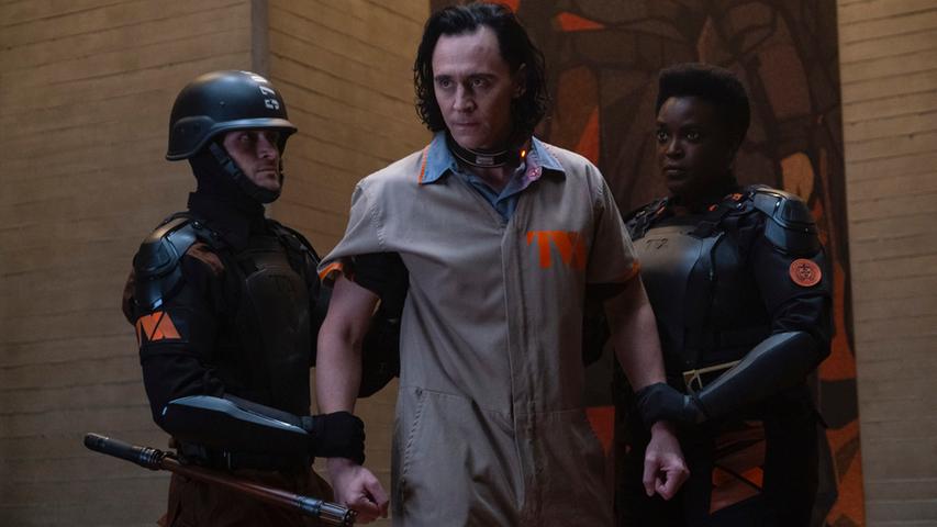 Loki startet am 9. Juni bei Disney+. In der neuen Marvel-Serie wird in zunächst sechs Episoden die Geschichte von Thors Adoptivbruder ausführlich weitererzählt. Neben Tom Hiddleton als Gott des Schabernacks ist Owen Wilson in einer weiteren Rolle zu sehen. 