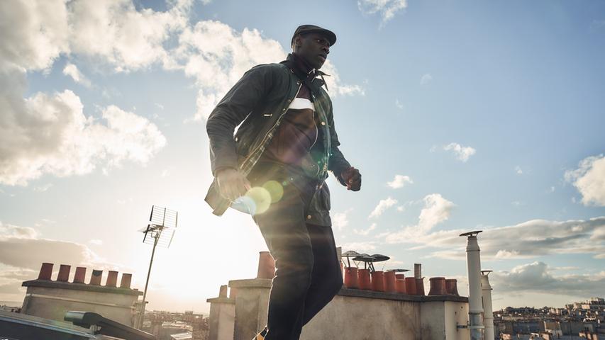 Omar Sy tanzt ein weiteres Mal über die Dächer von Paris. Der Meisterdieb, der den Tod seines Vaters rächt, ist ab 11. Juni in fünf frischen Episoden bei Netflix im Einsatz. 