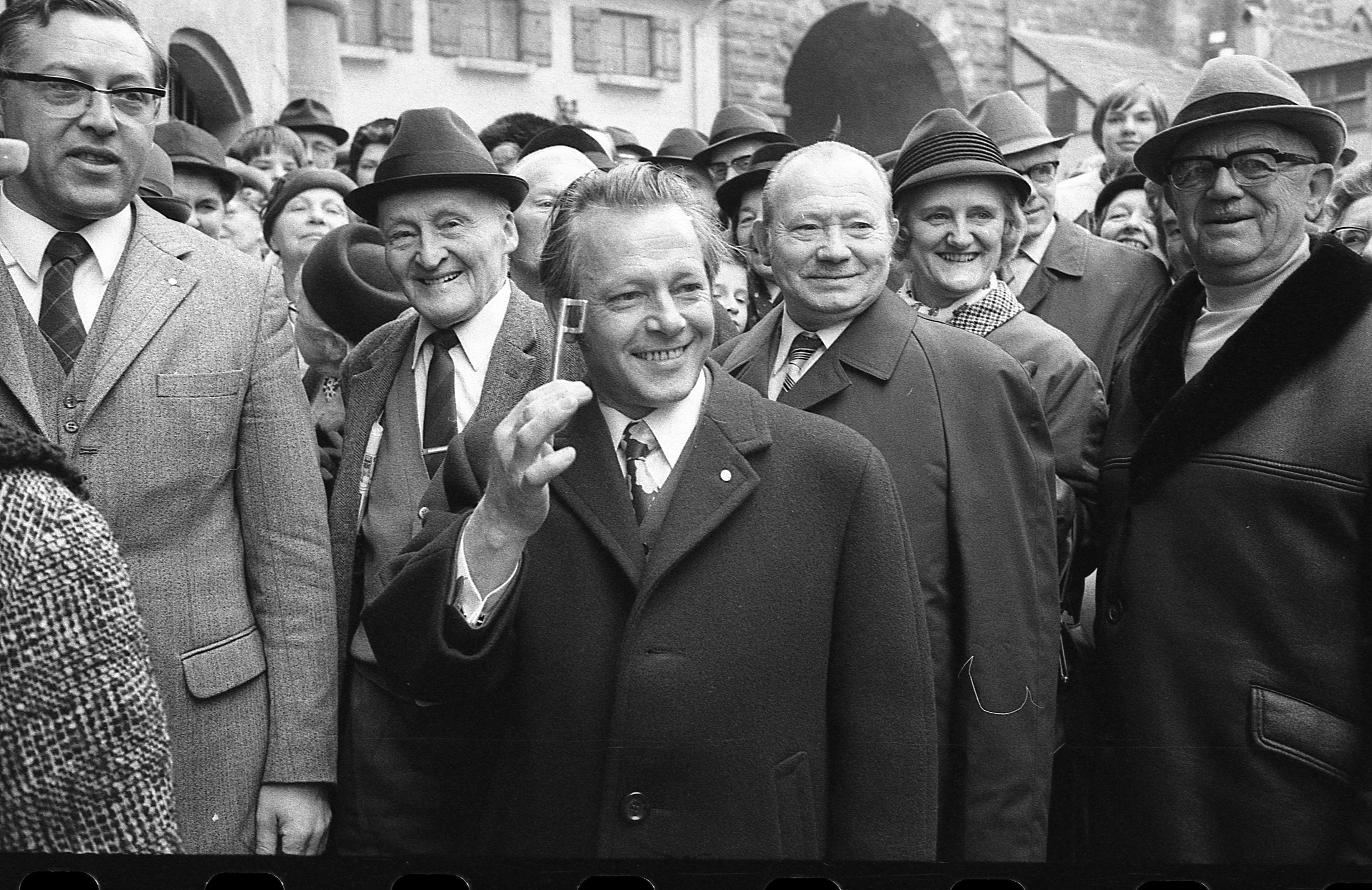 Franz Lamprecht, Sieger im Dürer-Quiz, mit dem Schlüssel zum Dürerhaus.