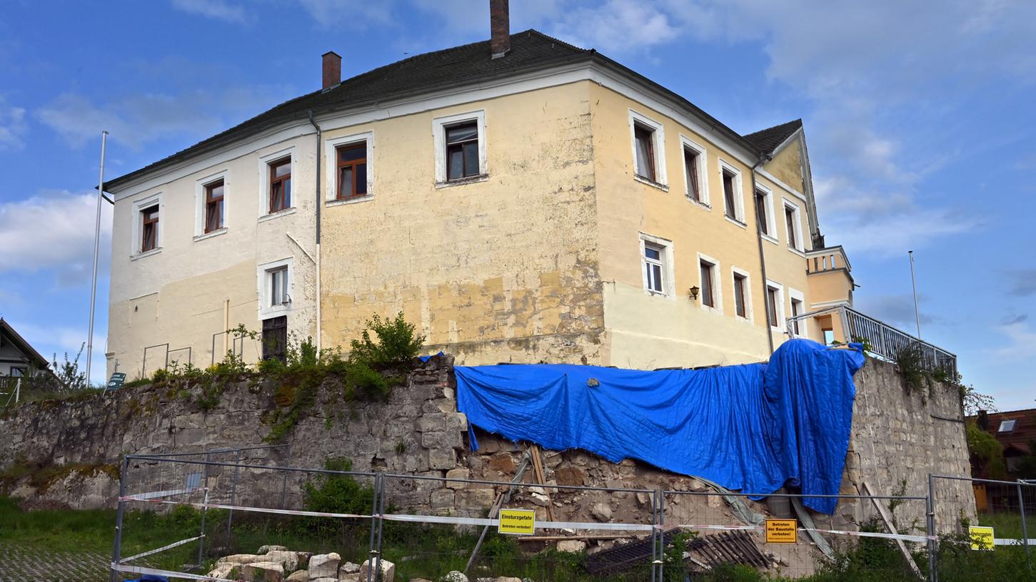 Eine Stützmauer ist zusammengebrochen, Wasserschäden in den Wänden sind offensichtlich: Das Marloffsteiner Schloss gammelt vor sich hin, aber hat der Gemeinderat der Sanierung und dem gleichzeitigen Neubau von Wohnungen abgelehnt.
Foto: Klaus-Dieter Schreiter Eine Stützmauer ist zusammengebrochen, Wasserschäden in den Wänden sind offensichtlich: Das Marloffsteiner Schloss gammelt vor sich hin, aber hat der Gemeinderat der Sanierung und dem gleichzeitigen Neubau von Wohnungen abgelehnt.
Foto: Klaus-Dieter Schreiter
