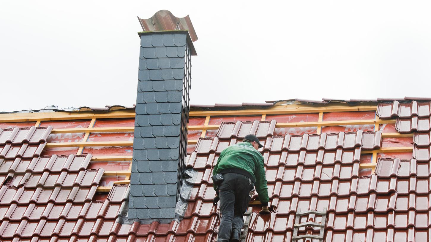 Wer in diesem Frühjahr baut, muss mit deutlichen Mehrkosten rechnen – oder hat das bereits zu spüren bekommen. Ein Holzhaus etwa kann derzeit bis zu 70 000 Euro teurer werden.
Wer in diesem Frühjahr baut, muss mit deutlichen Mehrkosten rechnen – oder hat das bereits zu spüren bekommen. Ein Holzhaus etwa kann derzeit bis zu 70 000 Euro teurer werden.