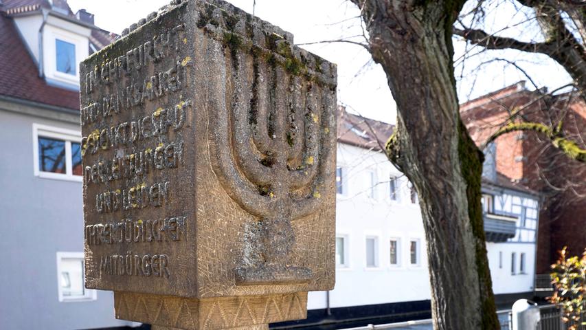 In der Forchheimer Wiesentstraße steht ein Gedenkstein, der an die ehemalige Synagoge auf der anderen Straßenseite erinnert.