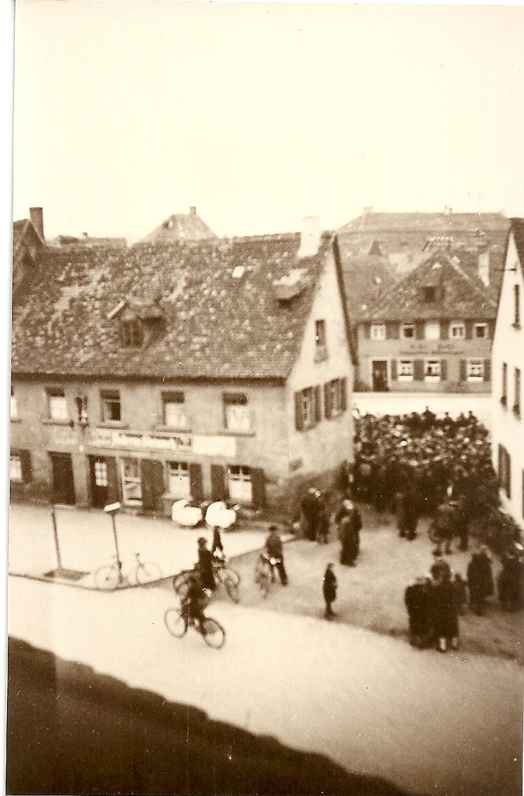 Eine Menge Schaulustiger sah zu, als die Forchheimer Synagoge gesprengt wurde.