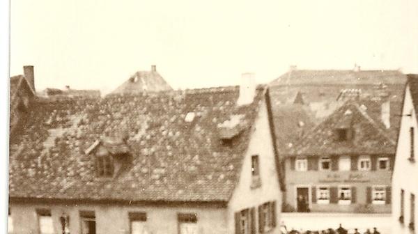 Eine Menge Schaulustiger sah zu, als die Forchheimer Synagoge gesprengt wurde.