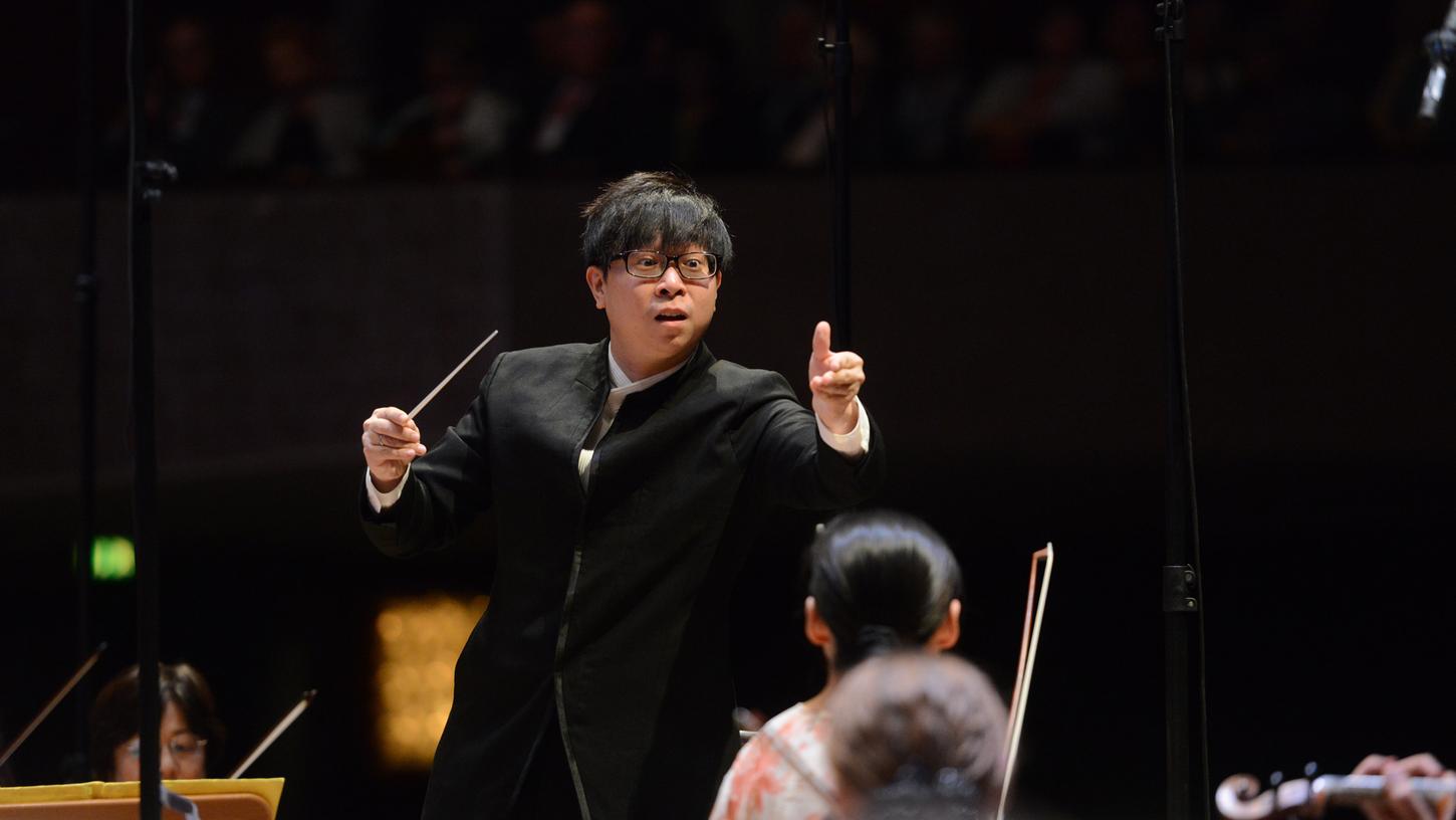 Dirigiert Bruckner, Mahler und hat Mussorgksy neu arrangiert: Kahchun Wong, Chefdirigent der Nürnberger Symphoniker, ist in der Saison 2021/2022 vielfältig im Einsatz.
Dirigiert Bruckner, Mahler und hat Mussorgksy neu arrangiert: Kahchun Wong, Chefdirigent der Nürnberger Symphoniker, ist in der Saison 2021/2022 vielfältig im Einsatz.