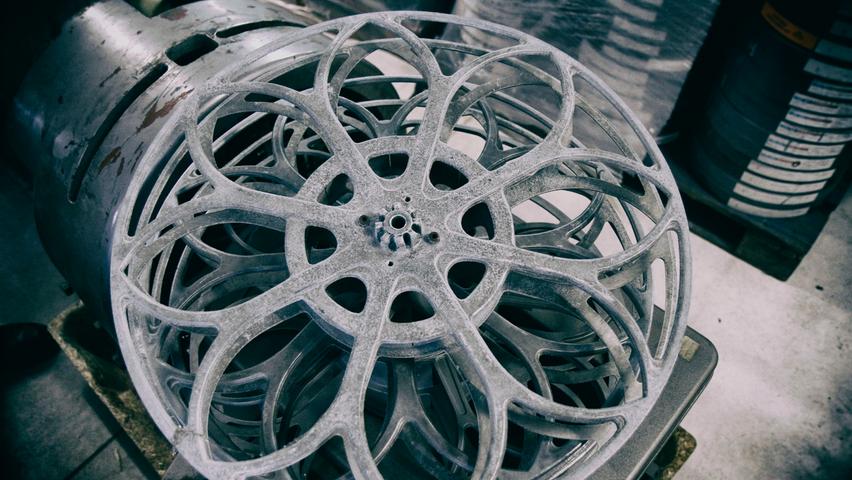 Für sein Archiv ist das Kommkino nicht nur an alten analogen Filmrollen interessiert, sondern auch an der entsprechenden Hardware: Alles an Geräten, was man zum Abspielen benötigt. Für sein Archiv ist das Kommkino nicht nur an alten analogen Filmrollen interessiert, sondern auch an der entsprechenden Hardware: Alles an Geräten, was man zum Abspielen benötigt.