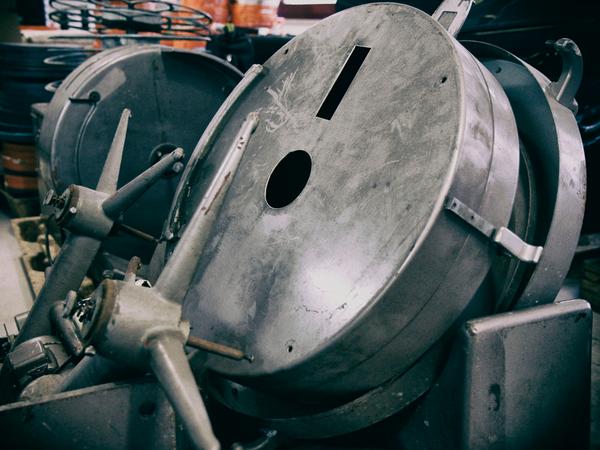 Aus einen aufgelassenen Kino in Karlsruhe gerettet, geht dieser Projektor für 70 Millimeter demnächst aus dem Archiv des Nürnberger Kommkinos weiter nach Frankfurt. In Deutschland gibt es noch vier Kinos, die dieses seltene Format spielen - darunter eine Spielstätte der „Berlinale“. Aus einen aufgelassenen Kino in Karlsruhe gerettet, geht dieser Projektor für 70 Millimeter demnächst aus dem Archiv des Nürnberger Kommkinos weiter nach Frankfurt. In Deutschland gibt es noch vier Kinos, die dieses seltene Format spielen - darunter eine Spielstätte der „Berlinale“.