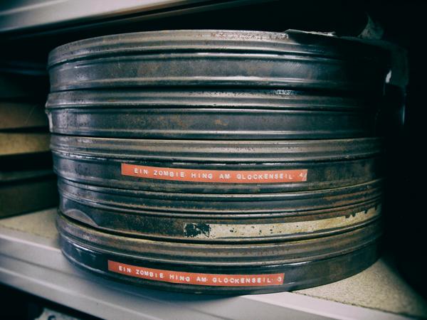 Das nennen wir mal einen Klassiker: Blick in die Regale des Nürnberger Kommkinos, wo manch eine Perle des Mitternachtskinos schlummert - auf analogen Filmrollen, so, wie es früher in der Lichtspielkunst üblich war. Das nennen wir mal einen Klassiker: Blick in die Regale des Nürnberger Kommkinos, wo manch eine Perle des Mitternachtskinos schlummert - auf analogen Filmrollen, so, wie es früher in der Lichtspielkunst üblich war.