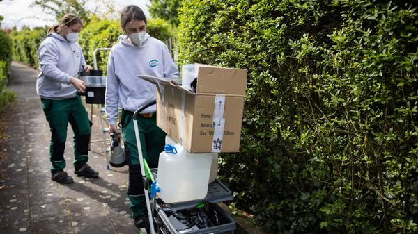 Der Tigermücke in Fürth geht es an den Kragen: Mitarbeiter der Firma APC suchen in Zweierteams nach möglichen Brutstätten der Insekten im Gartenbau- und Kleintierzuchtverein 1897.