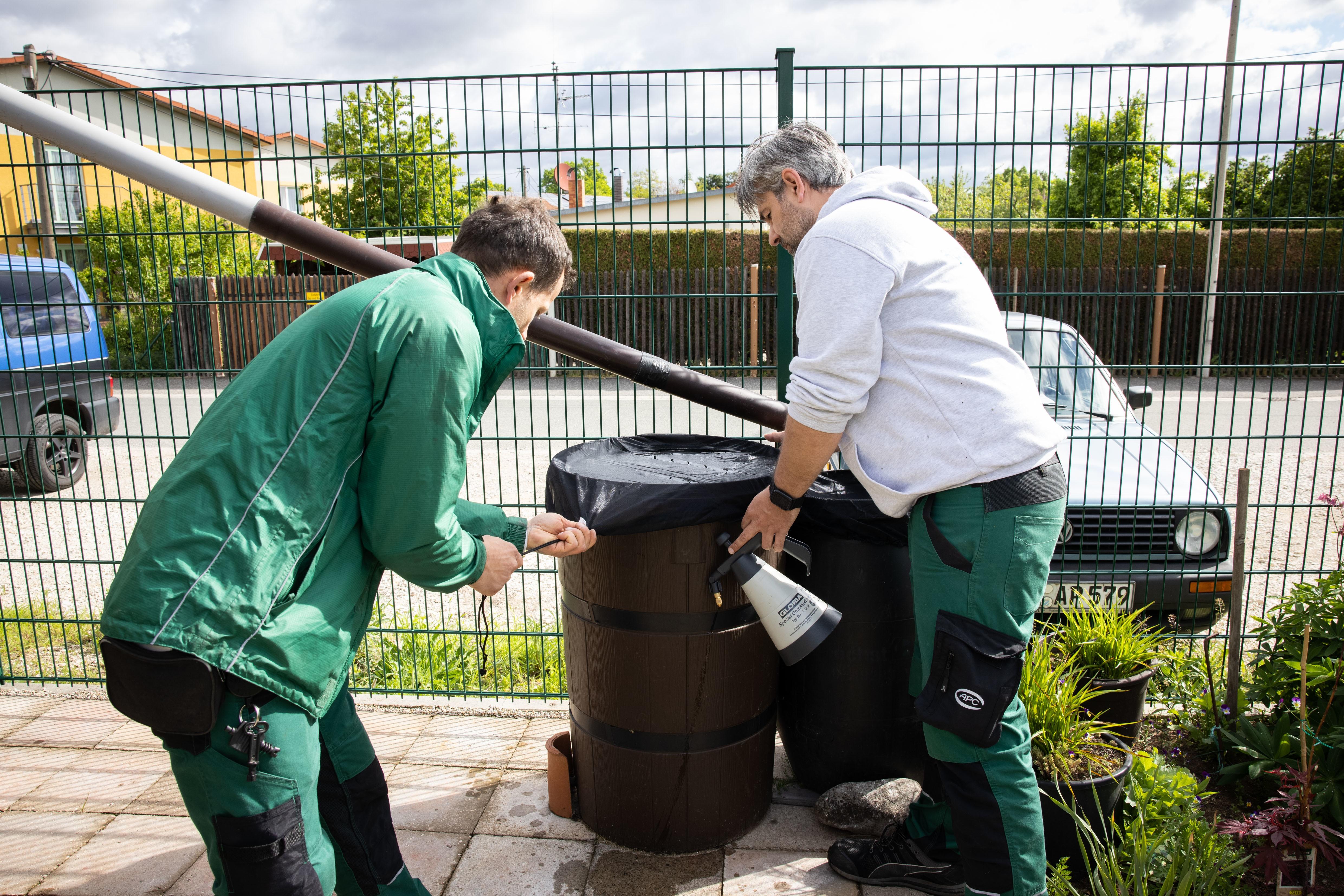 Der Tigermücke in Fürth geht es an den Kragen: Mitarbeiter der Firma APC suchen in Zweierteams nach möglichen Brutstätten der Insekten im Gartenbau- und Kleintierzuchtverein 1897.