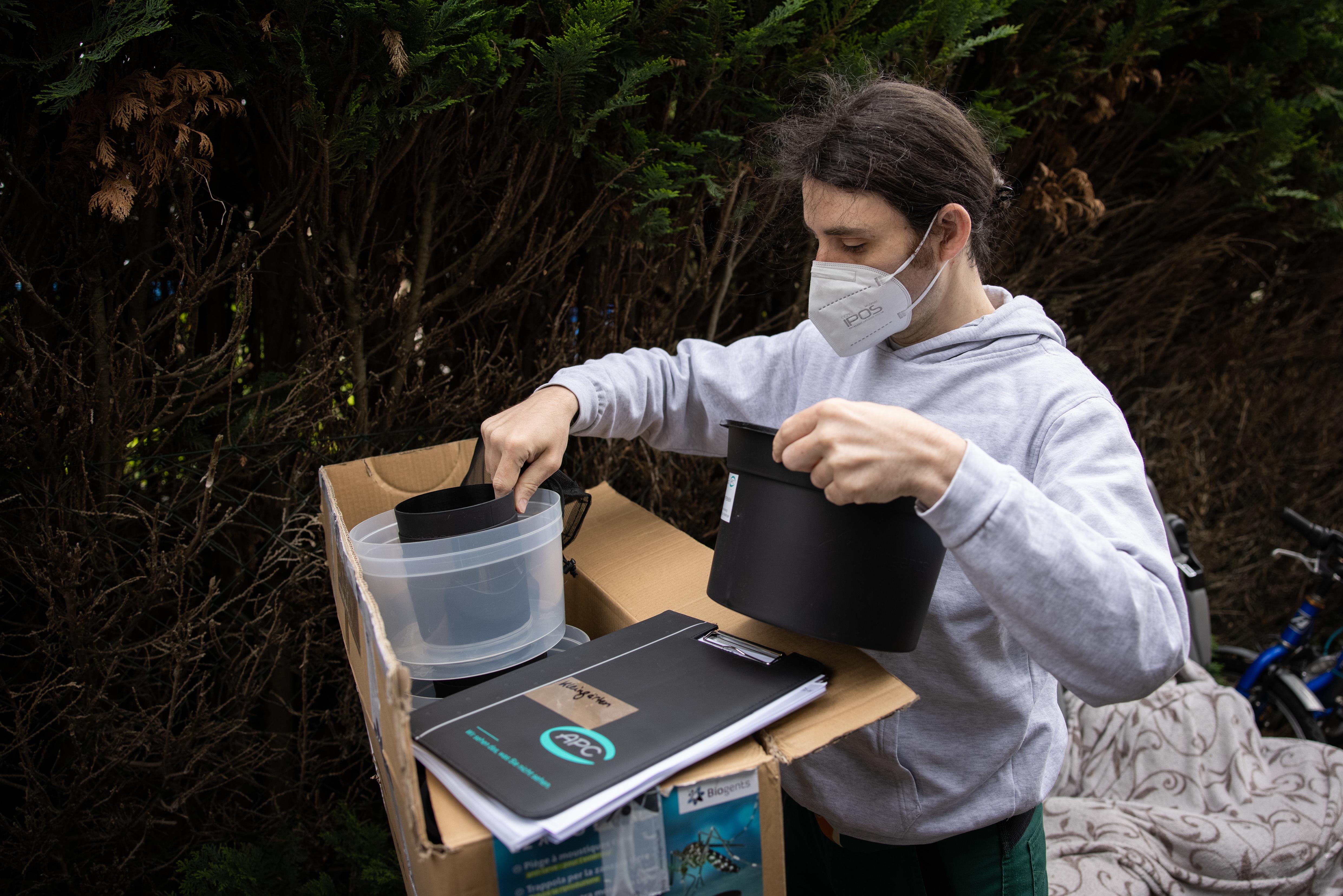 Der Tigermücke in Fürth geht es an den Kragen: Mitarbeiter der Firma APC suchen in Zweierteams nach möglichen Brutstätten der Insekten im Gartenbau- und Kleintierzuchtverein 1897.