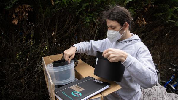 Der Tigermücke in Fürth geht es an den Kragen: Mitarbeiter der Firma APC suchen in Zweierteams nach möglichen Brutstätten der Insekten im Gartenbau- und Kleintierzuchtverein 1897.