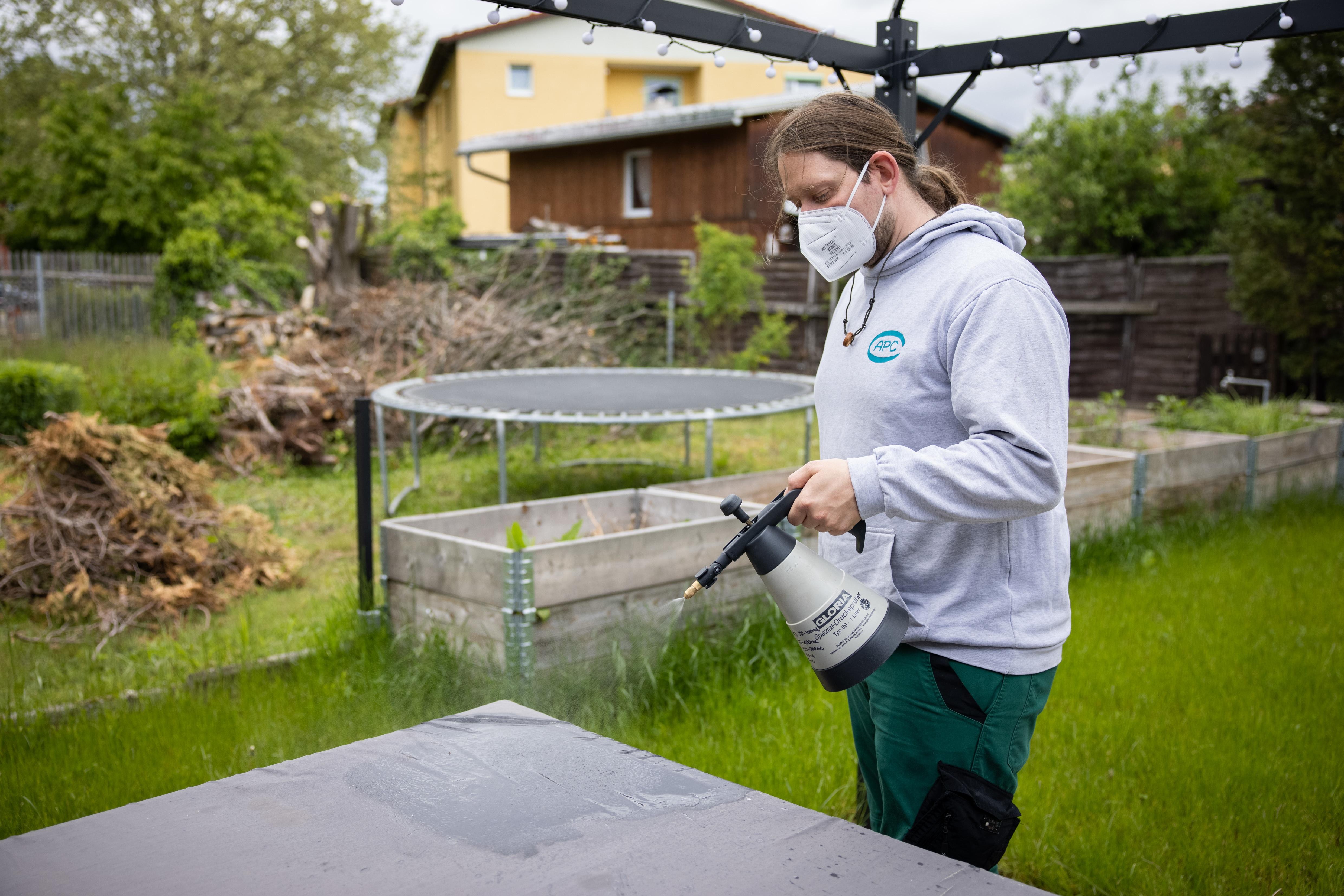 Der Tigermücke in Fürth geht es an den Kragen: Mitarbeiter der Firma APC suchen in Zweierteams nach möglichen Brutstätten der Insekten im Gartenbau- und Kleintierzuchtverein 1897.
