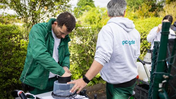 Der Tigermücke in Fürth geht es an den Kragen: Mitarbeiter der Firma APC suchen in Zweierteams nach möglichen Brutstätten der Insekten im Gartenbau- und Kleintierzuchtverein 1897.