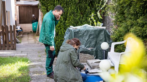 Der Tigermücke in Fürth geht es an den Kragen: Mitarbeiter der Firma APC suchen in Zweierteams nach möglichen Brutstätten der Insekten im Gartenbau- und Kleintierzuchtverein 1897.