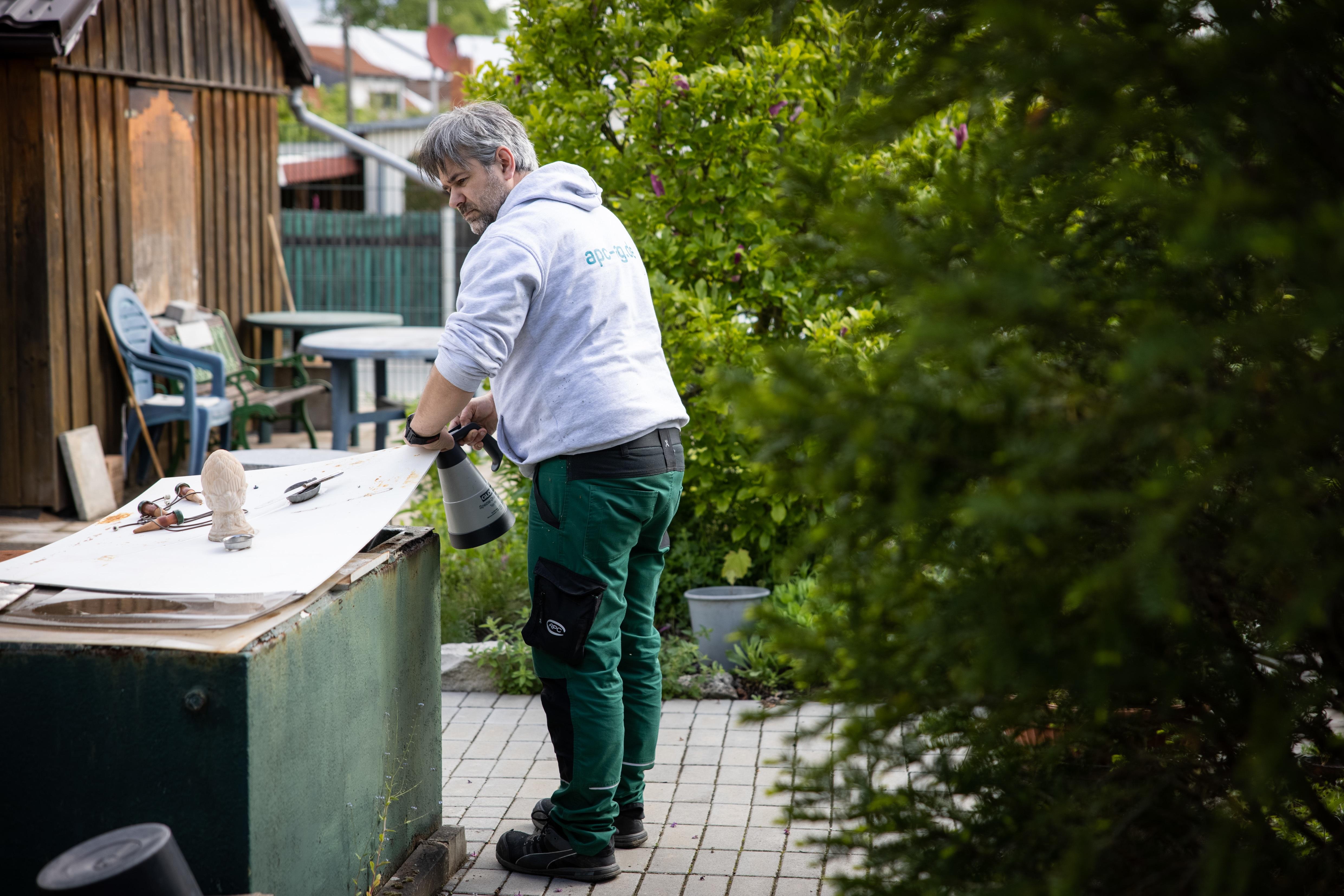Der Tigermücke in Fürth geht es an den Kragen: Mitarbeiter der Firma APC suchen in Zweierteams nach möglichen Brutstätten der Insekten im Gartenbau- und Kleintierzuchtverein 1897.