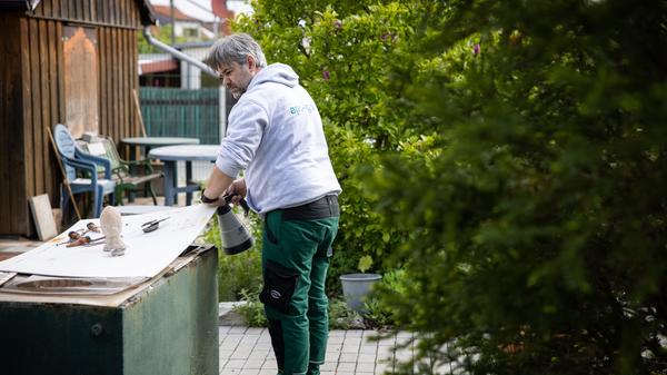 Der Tigermücke in Fürth geht es an den Kragen: Mitarbeiter der Firma APC suchen in Zweierteams nach möglichen Brutstätten der Insekten im Gartenbau- und Kleintierzuchtverein 1897.