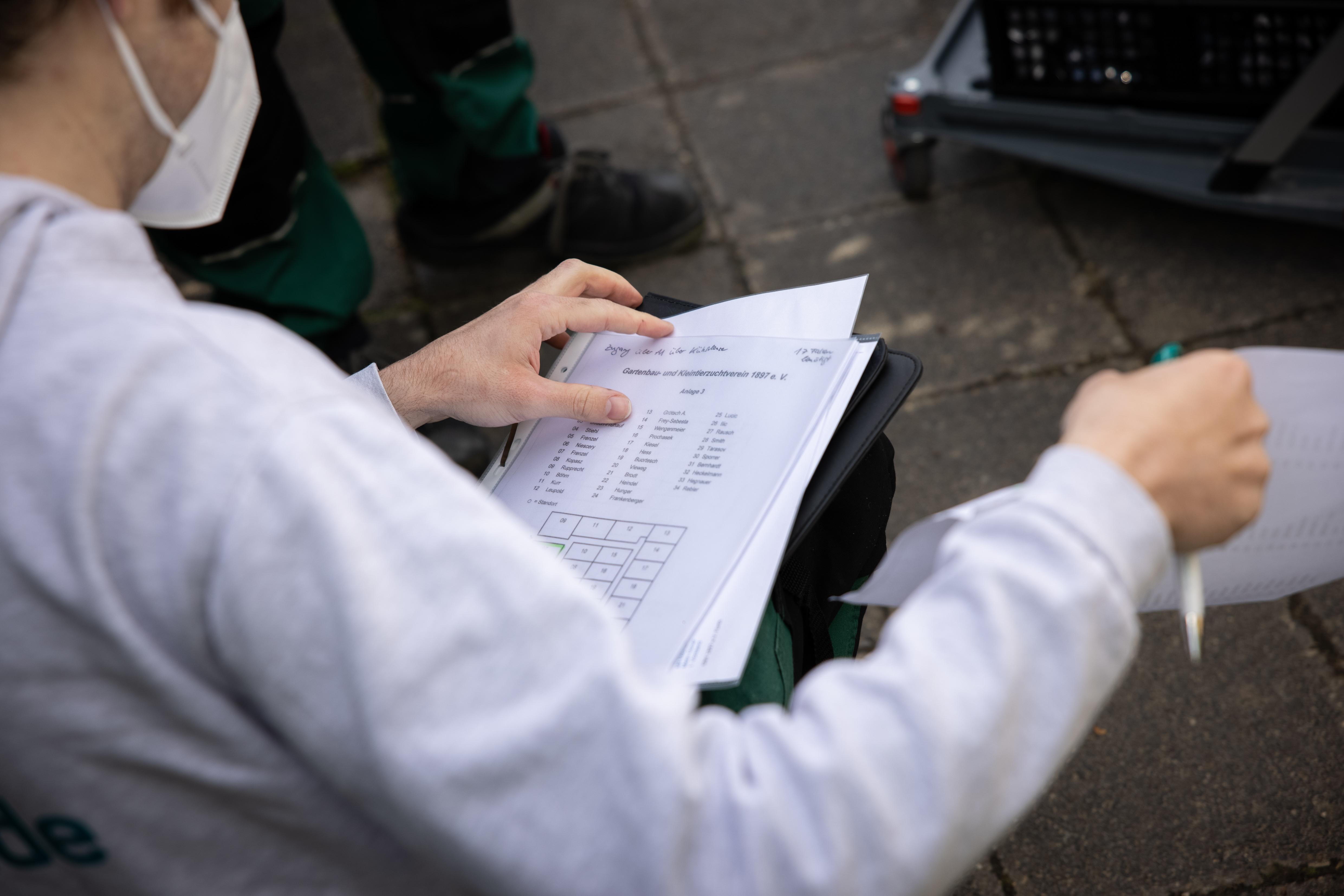 Der Tigermücke in Fürth geht es an den Kragen: Mitarbeiter der Firma APC suchen in Zweierteams nach möglichen Brutstätten der Insekten im Gartenbau- und Kleintierzuchtverein 1897.