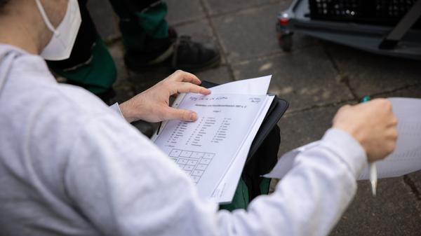 Der Tigermücke in Fürth geht es an den Kragen: Mitarbeiter der Firma APC suchen in Zweierteams nach möglichen Brutstätten der Insekten im Gartenbau- und Kleintierzuchtverein 1897.