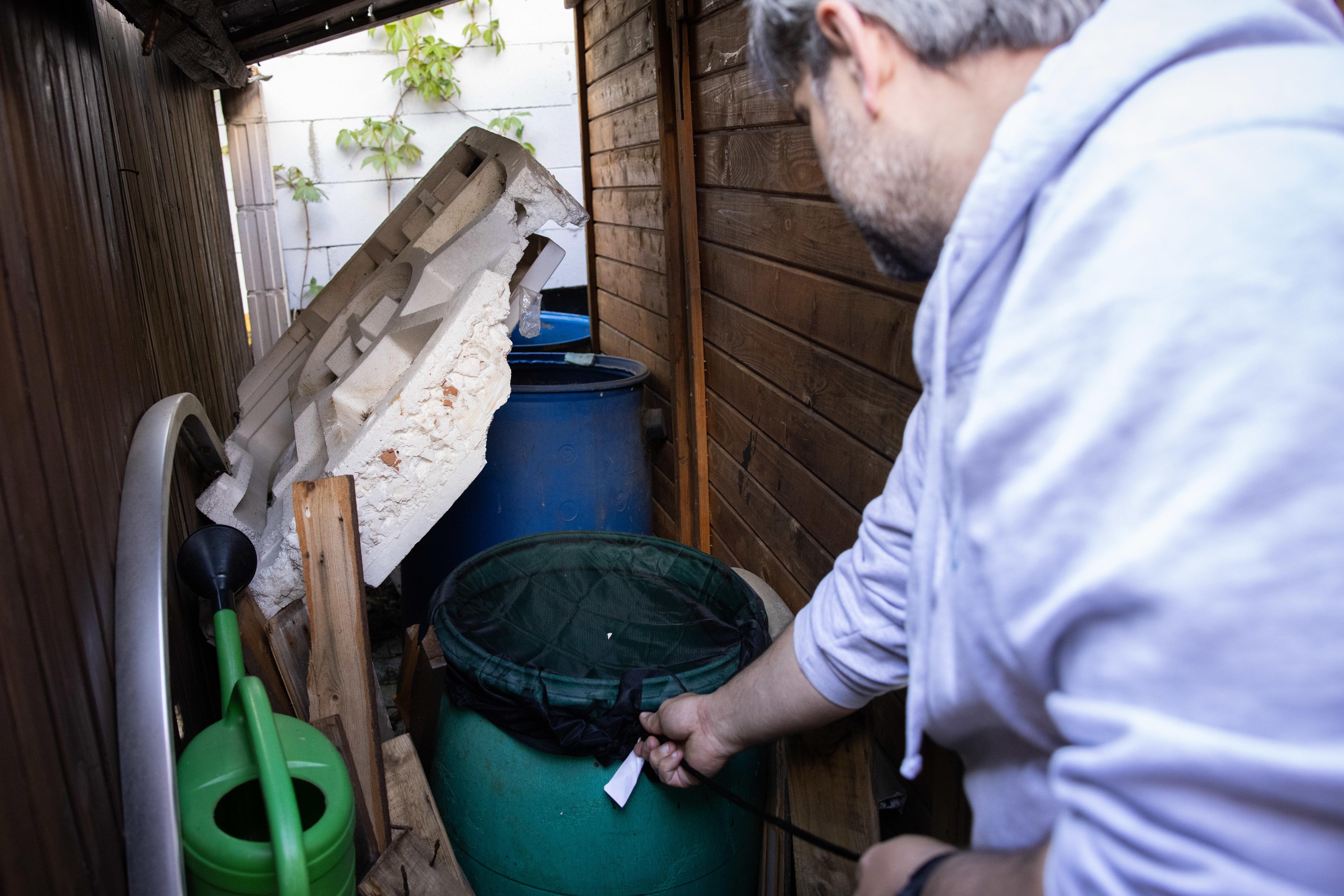 Der Tigermücke in Fürth geht es an den Kragen: Mitarbeiter der Firma APC suchen in Zweierteams nach möglichen Brutstätten der Insekten im Gartenbau- und Kleintierzuchtverein 1897.