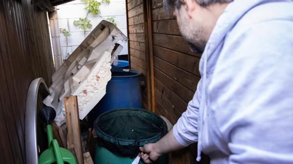 Der Tigermücke in Fürth geht es an den Kragen: Mitarbeiter der Firma APC suchen in Zweierteams nach möglichen Brutstätten der Insekten im Gartenbau- und Kleintierzuchtverein 1897.