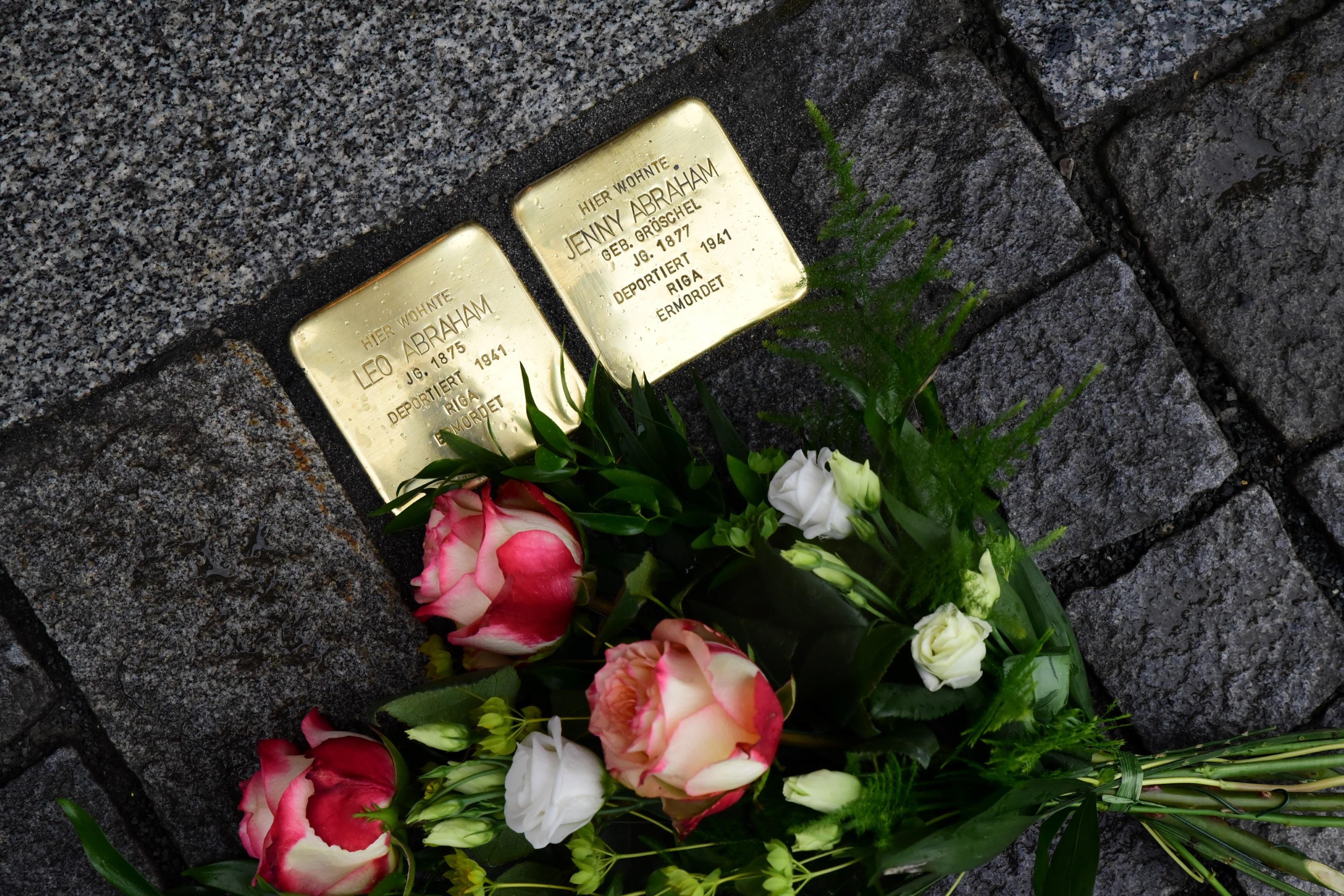 Darüber hinaus wurden in Forchheim inzwischen Stolpersteine verlegt - wie hier 2020 in Erinnerung an Leo und Jenny Abraham.