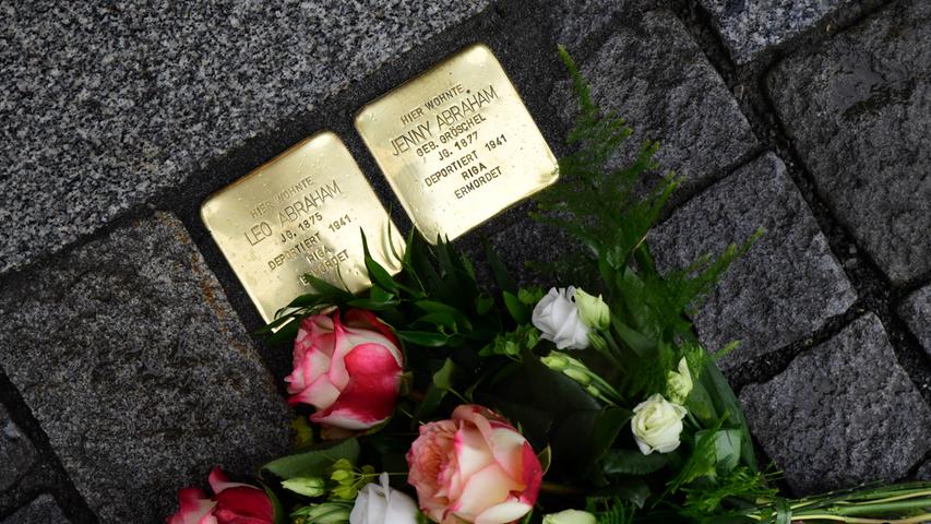 Darüber hinaus wurden in Forchheim inzwischen Stolpersteine verlegt - wie hier 2020 in Erinnerung an Leo und Jenny Abraham.