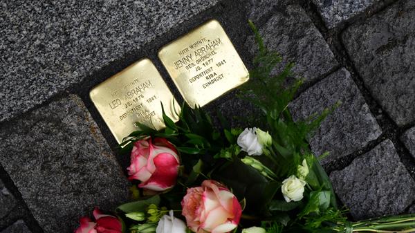 Darüber hinaus wurden in Forchheim inzwischen Stolpersteine verlegt - wie hier 2020 in Erinnerung an Leo und Jenny Abraham.