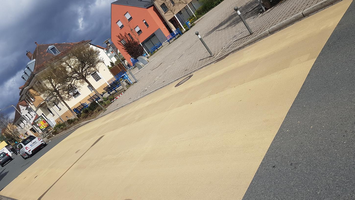 Die Zerzabelshofer Hauptstraße ist am Marktplatz gelb eingefärbt - und die Verkehrsteilnehmer sind irritiert. Die Zerzabelshofer Hauptstraße ist am Marktplatz gelb eingefärbt - und die Verkehrsteilnehmer sind irritiert.